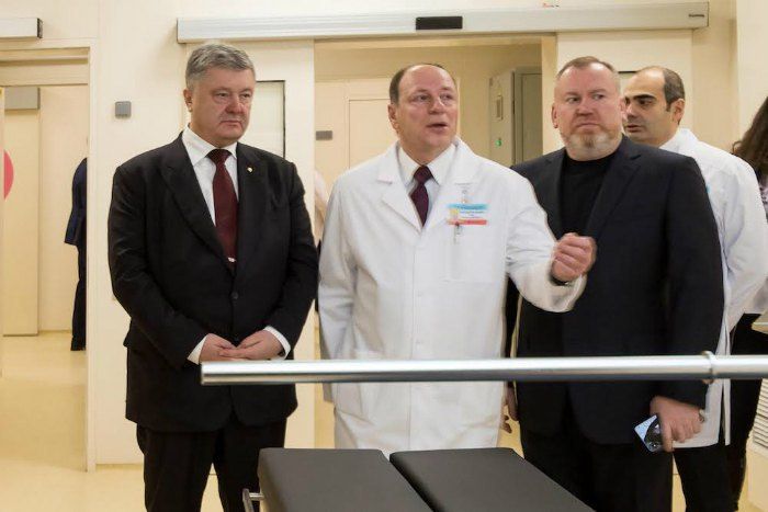 Петро Порошенко та Ігор Македонський на відкритті нового корпусу лікарні. Фото: Дніпропетровська ОДА
