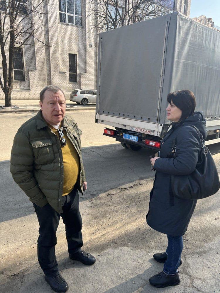 Депутат Піскунов передає продукти в ДДУВС