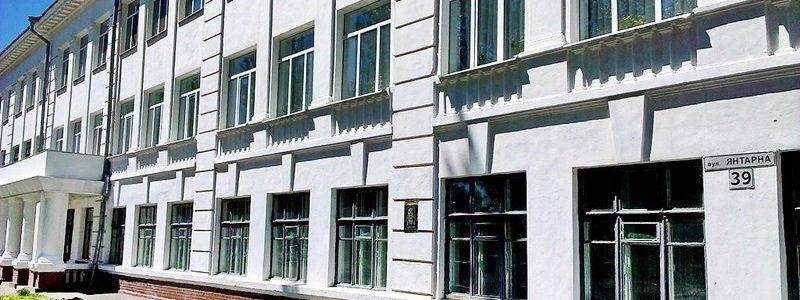 В школах Днепра до сих пор используют выгребные ямы