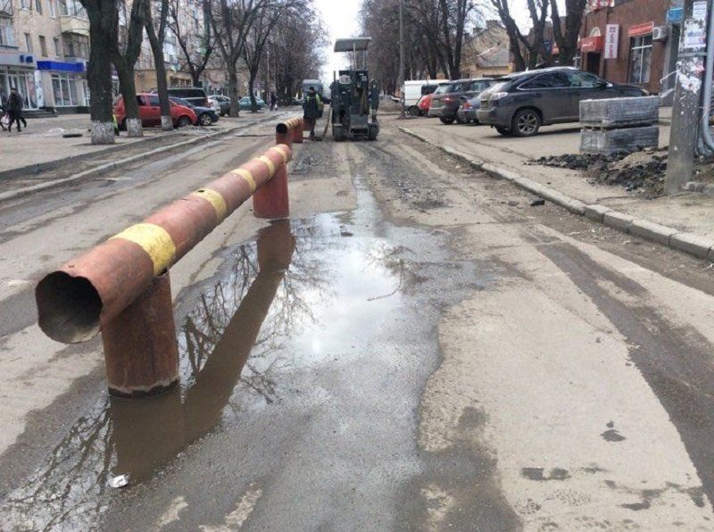 Після обшуку в міськраді Черкас екс-депутат почав ремонт вулиці 1