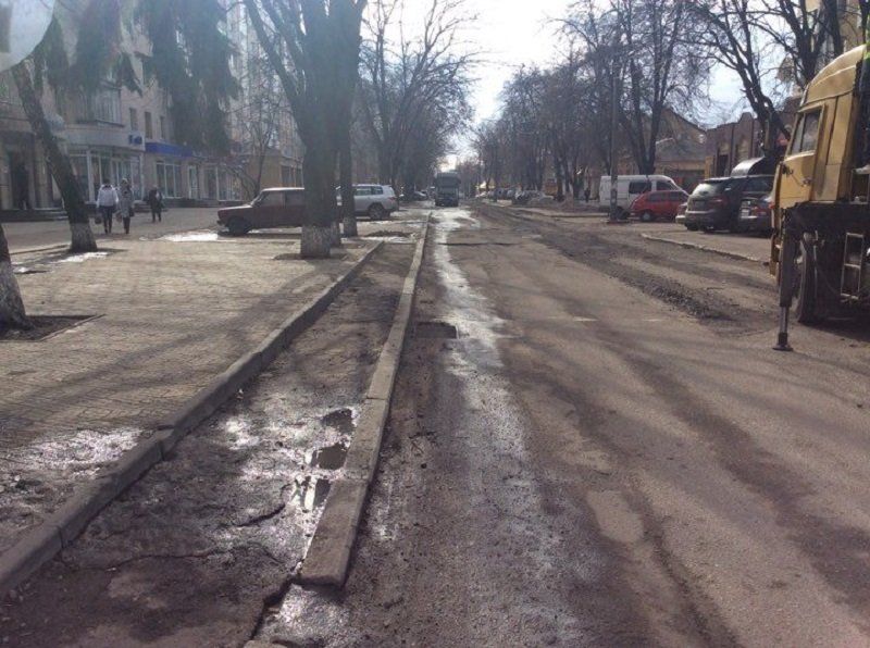 Після обшуку в міськраді Черкас екс-депутат почав ремонт вулиці 4