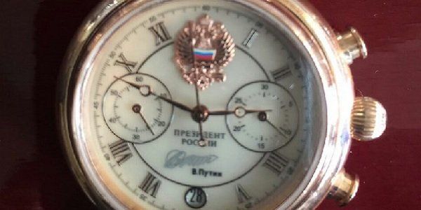 Золотой умывальник вместо зарплаты сотрудникам