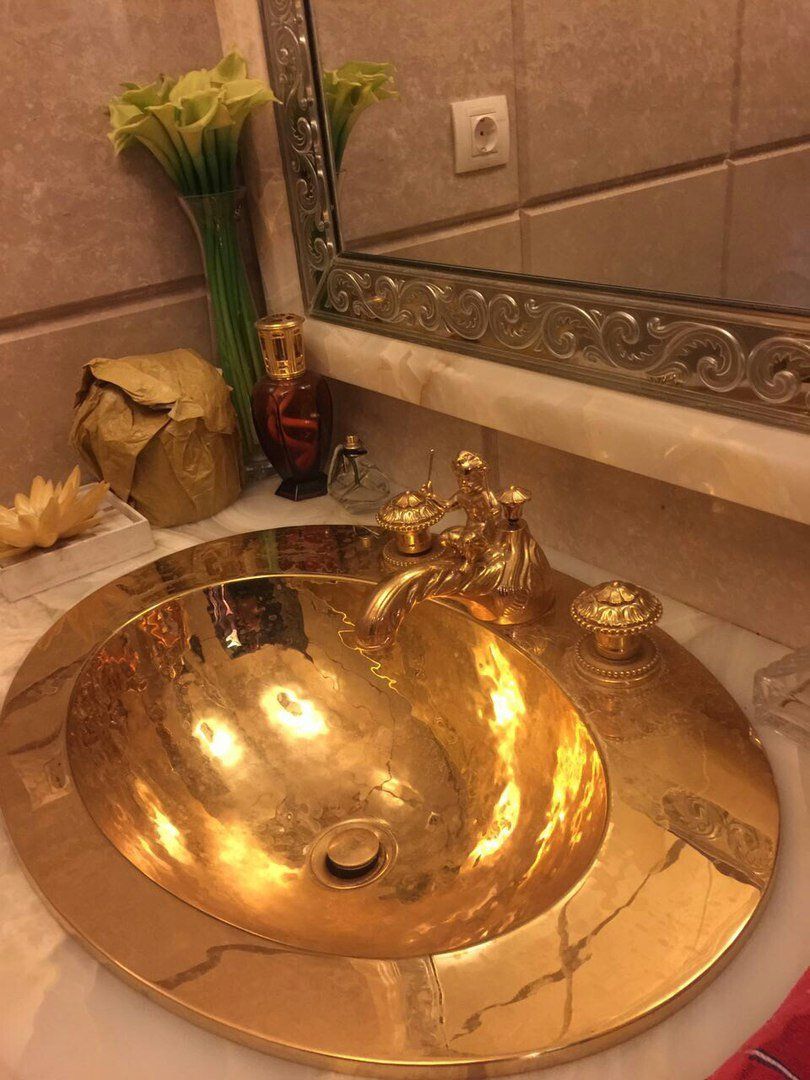 Золотой умывальник вместо зарплаты сотрудникам 1