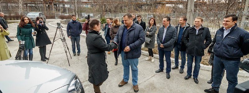 Борис Филатов передал терцентру социального обслуживания в Днепре автомобиль
