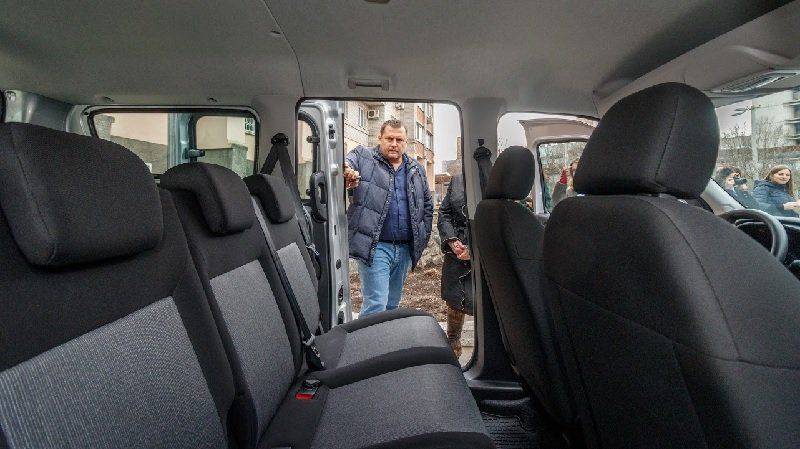 Борис Филатов передал терцентру социального обслуживания в Днепре автомобиль 1