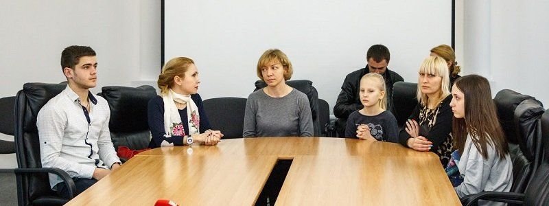 У Дніпрі перші картки містянина отримали родичі загиблих бійців АТО