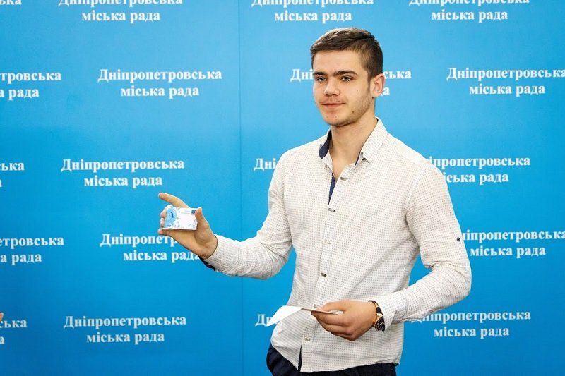 У Дніпрі перші картки містянина отримали родичі загиблих бійців АТО 2