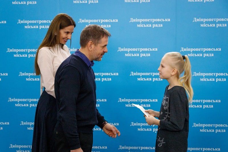 У Дніпрі перші картки містянина отримали родичі загиблих бійців АТО 3