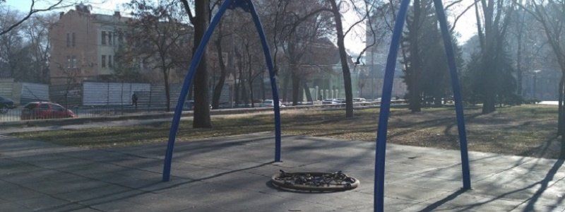 Оборвались детские качели – кто виноват?