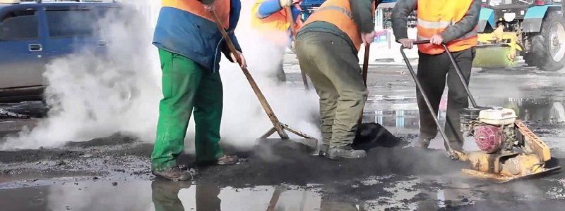 В Днепре расторгают договор с компанией, клавшей асфальт в лужи