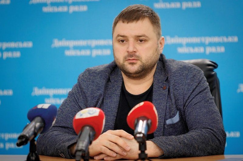 В Днепре расторгают договор с компанией, клавшей асфальт в лужи 1