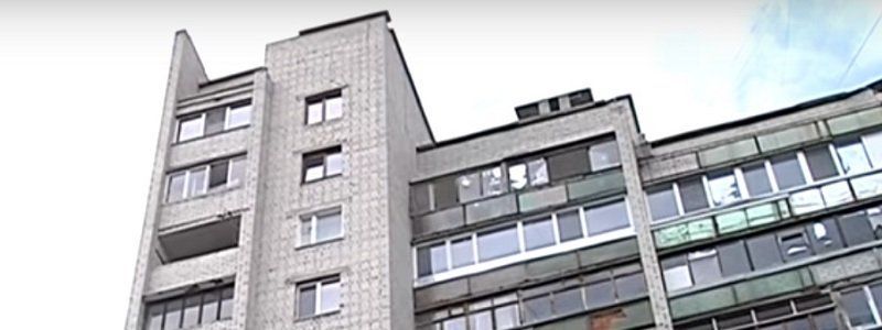 У Черкасах на робітника впала плита. Поки що нікого не покарано