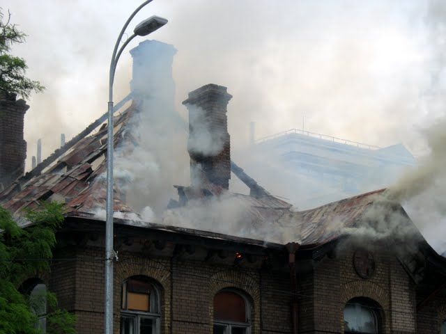 Прежде чем обрушиться, здание часто горело