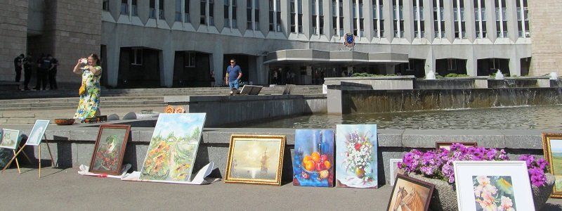 Изгнанные с аллеи, художники устроили вернисаж у стен мэрии
