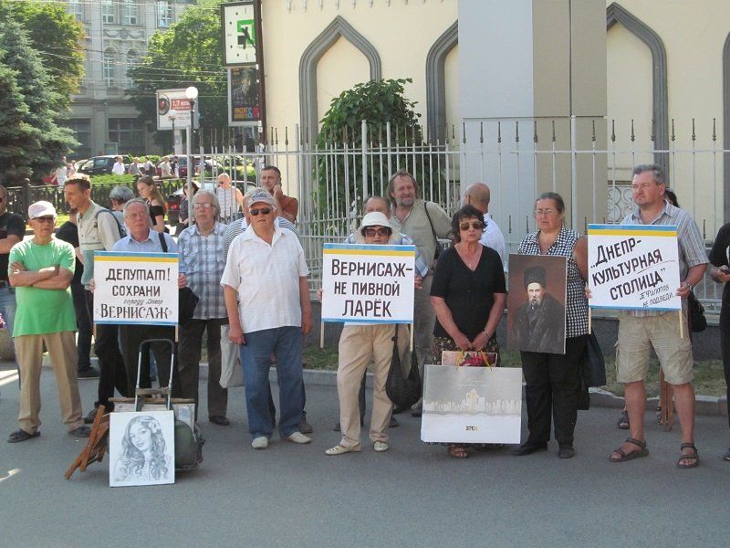 Изгнанные с аллеи, художники устроили вернисаж у стен мэрии 1