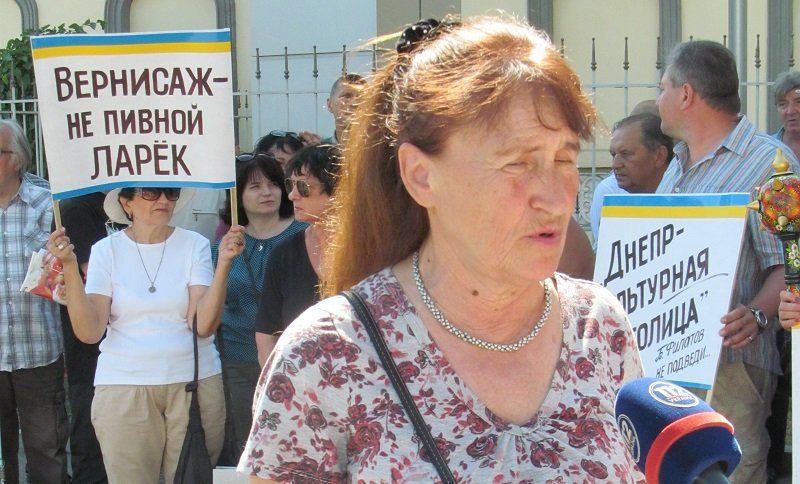 Изгнанные с аллеи, художники устроили вернисаж у стен мэрии 2