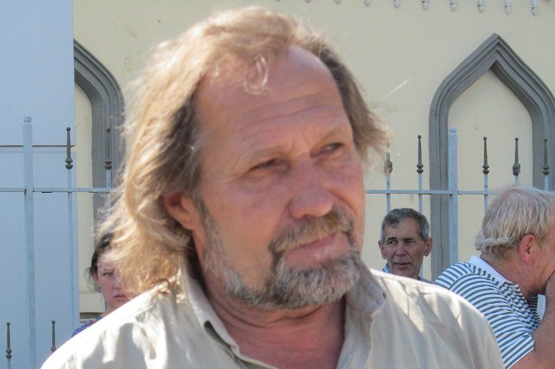 Изгнанные с аллеи, художники устроили вернисаж у стен мэрии 3