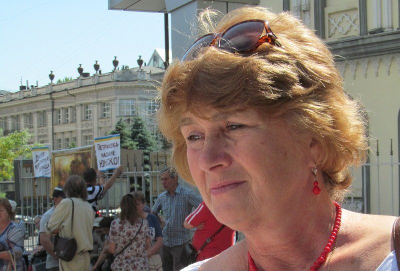 Изгнанные с аллеи, художники устроили вернисаж у стен мэрии 4