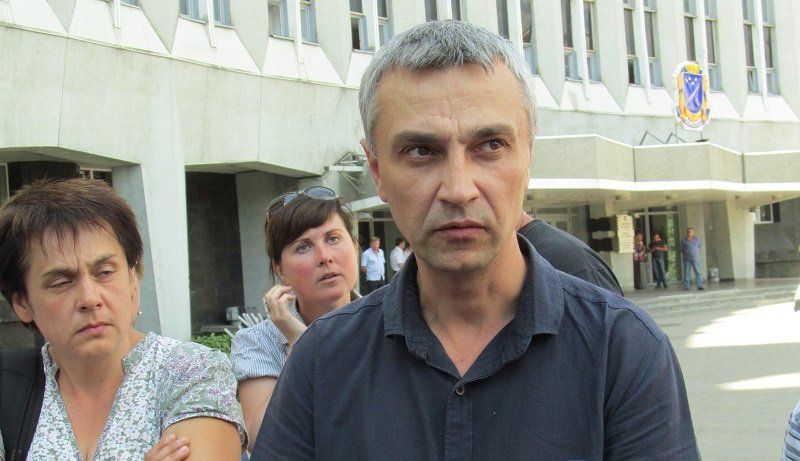 Изгнанные с аллеи, художники устроили вернисаж у стен мэрии 5