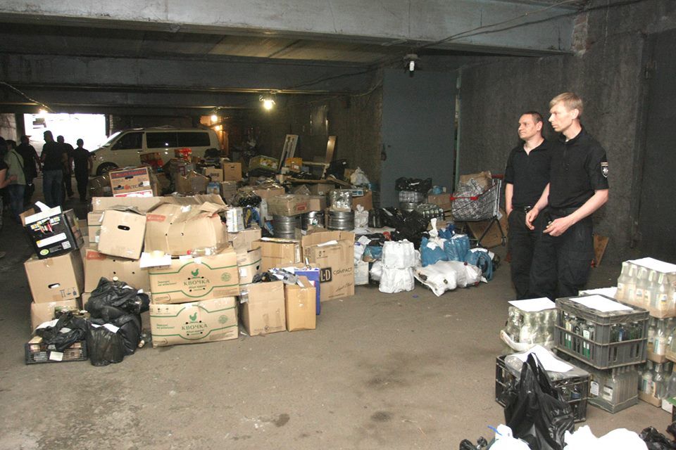 За месяц из «наливаек» в Днепре изъяли 3 тыс. л контрафактного алкоголя и 6 тыс. пачек безакцизных сигарет 3