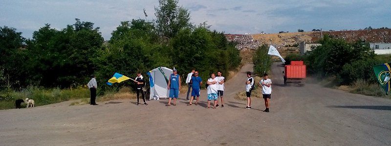 На Днепропетровщине активисты заблокировали мусорный полигон