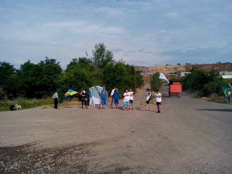 На Днепропетровщине активисты заблокировали мусорный полигон 3