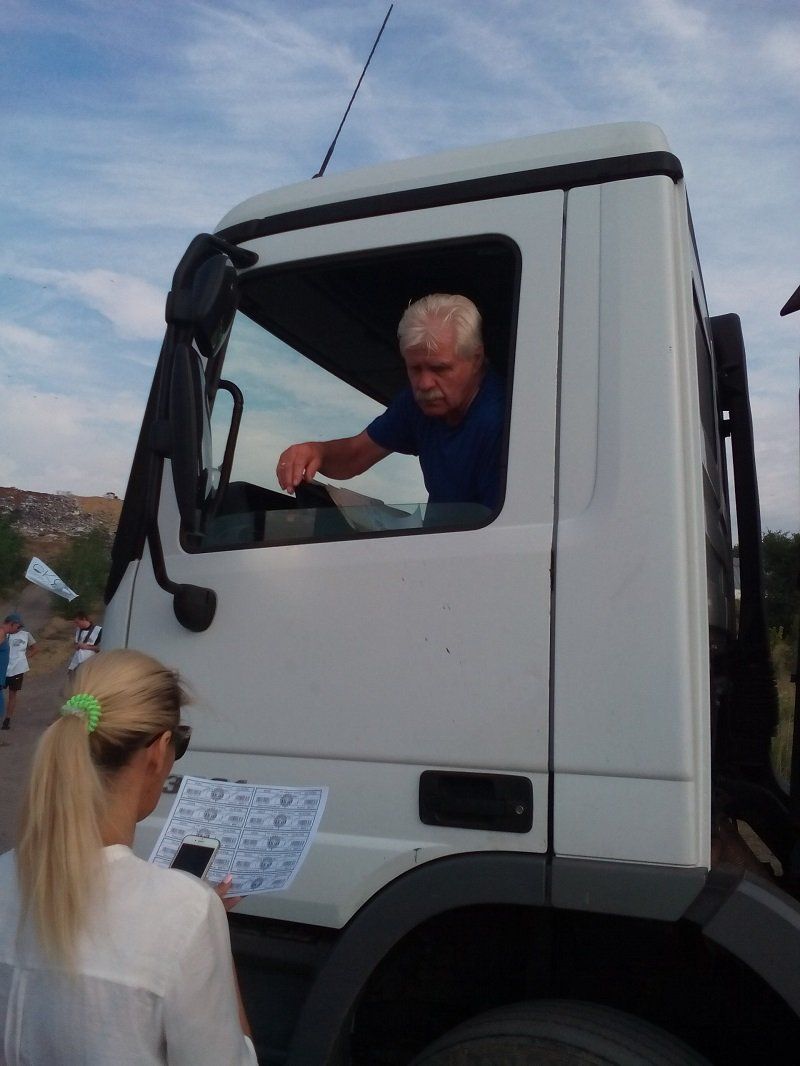 На Днепропетровщине активисты заблокировали мусорный полигон 4