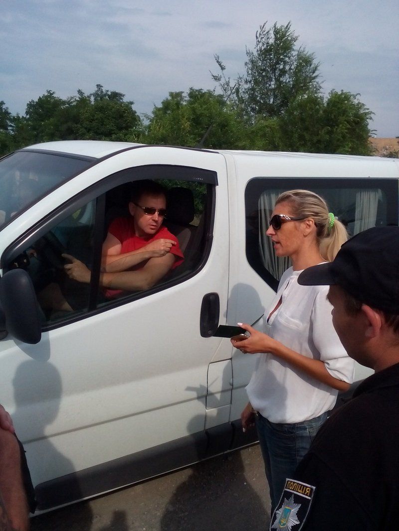 На Днепропетровщине активисты заблокировали мусорный полигон 8