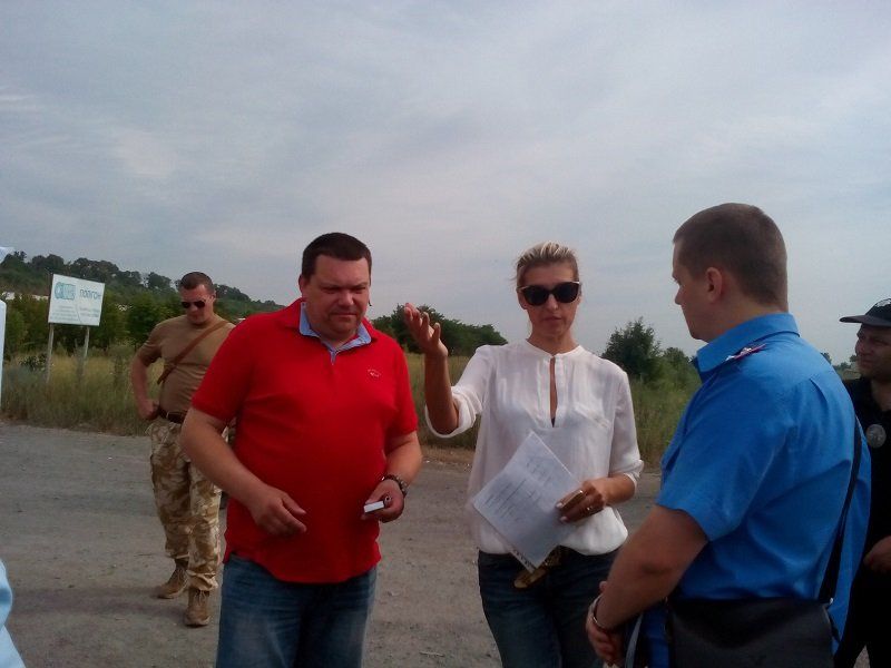 На Днепропетровщине активисты заблокировали мусорный полигон 9