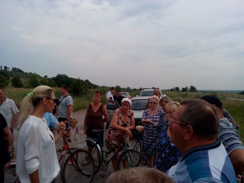 На Днепропетровщине активисты заблокировали мусорный полигон 10