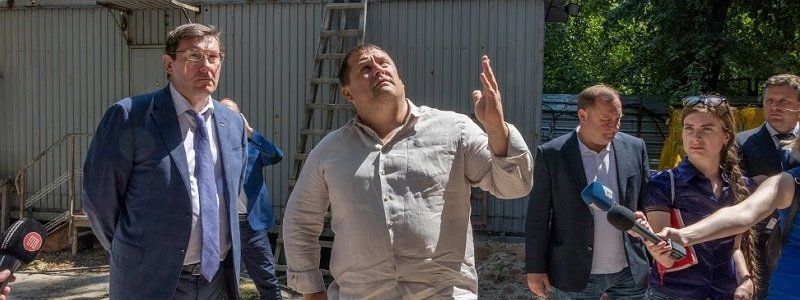 Луценко и Филатов осмотрели скандальную стройку в центре Днепра