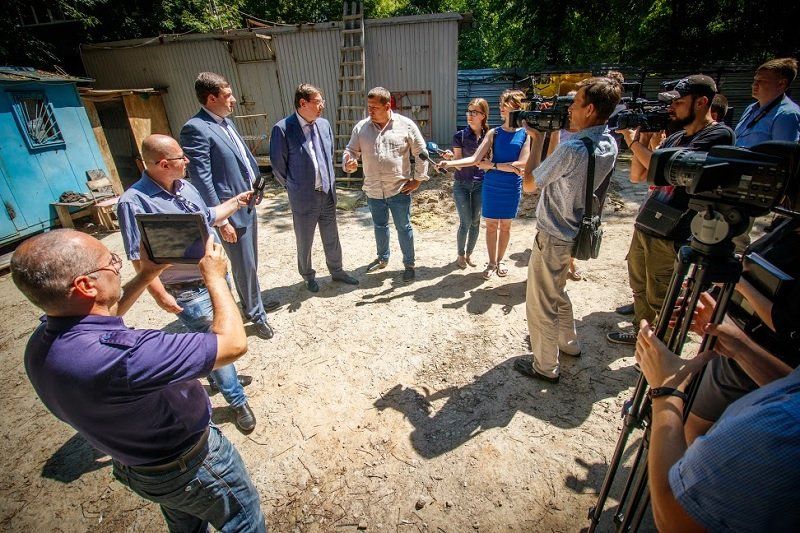 Луценко и Филатов осмотрели скандальную стройку в центре Днепра 1