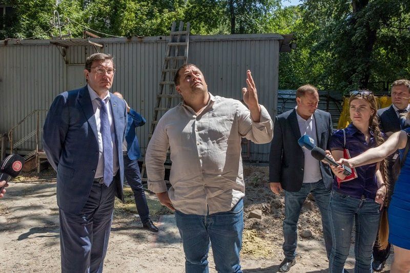 Луценко и Филатов осмотрели скандальную стройку в центре Днепра 4