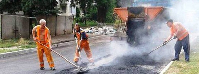 У Черкасах дорожник атакував чоловіка, який знімав на відео ремонт у дощ