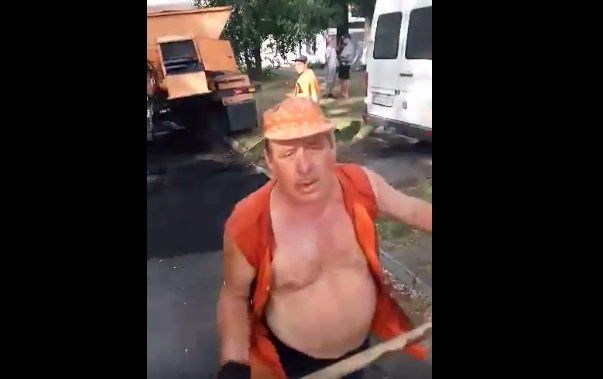 У Черкасах дорожник атакував чоловіка, який знімав на відео ремонт у дощ 2