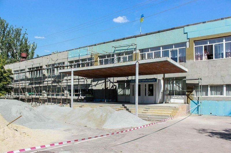 У Дніпрі Прем'єр-міністр Володимир Гройсман та мер Борис Філатов відвідали одну зі шкіл, де триває капітальний ремонт 1
