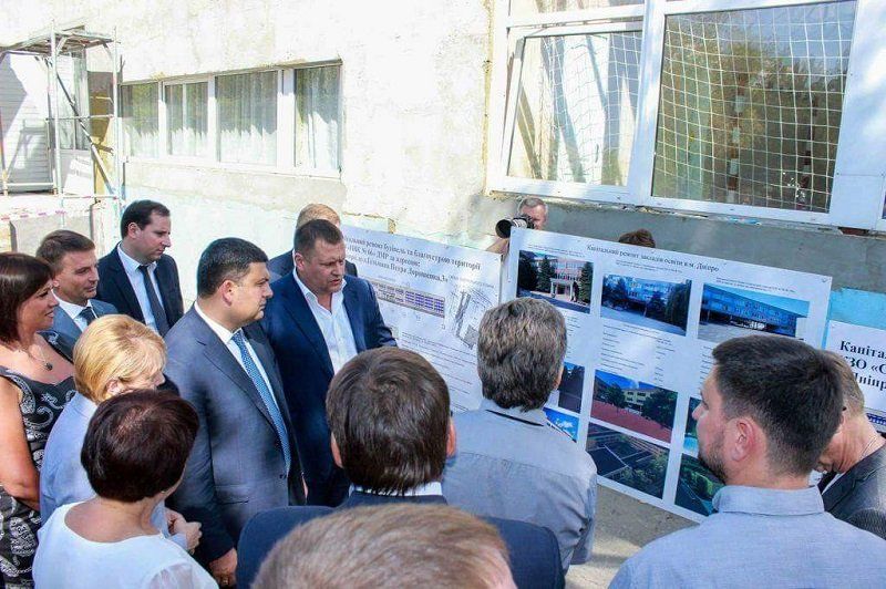 У Дніпрі Прем'єр-міністр Володимир Гройсман та мер Борис Філатов відвідали одну зі шкіл, де триває капітальний ремонт 3