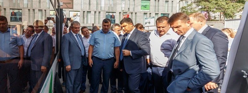 Борис Філатов показав Прем'єр-міністру Володимиру Гройсману унікальні дніпровські тролейбуси з автономним ходом