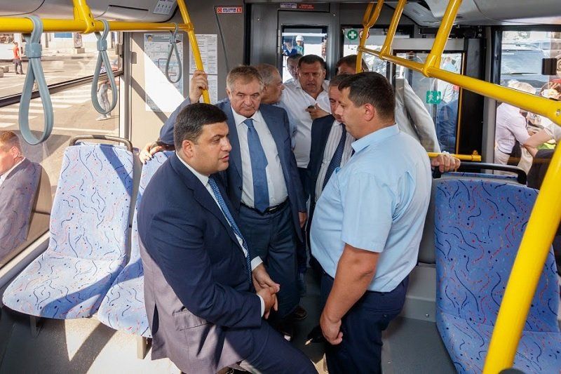 Борис Філатов показав Прем'єр-міністру Володимиру Гройсману унікальні дніпровські тролейбуси з автономним ходом 1