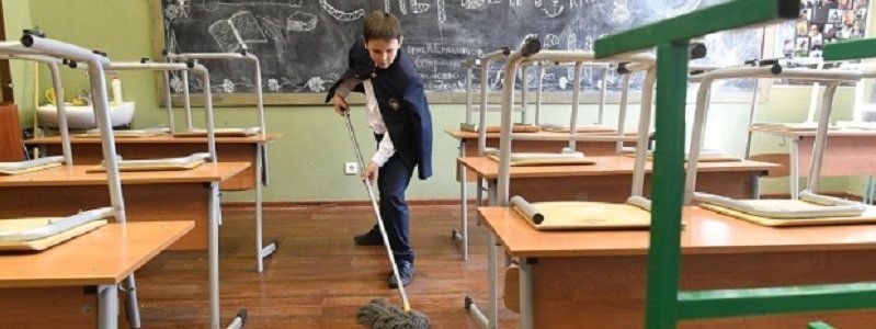 Заставлять школьников мыть классы и мести улицы на субботниках незаконно