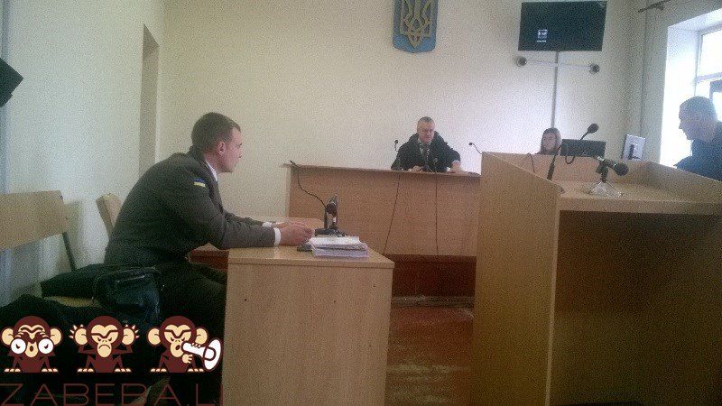 За взятку в 20 тыс. долларов полицейские будут под арестом до Нового года 4