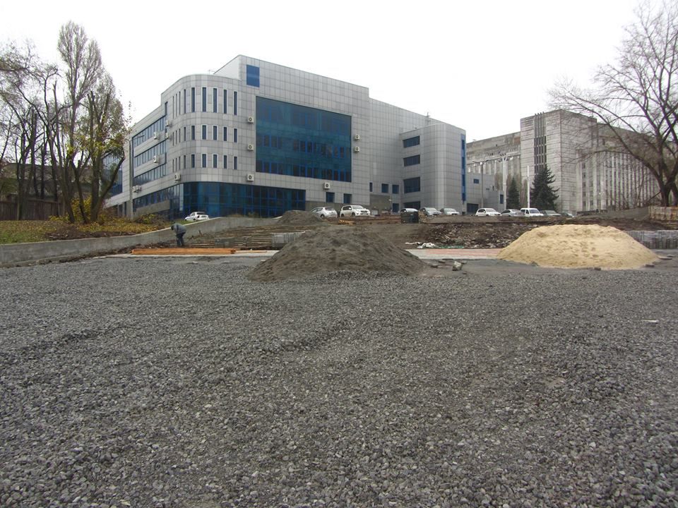 Место под будущей елкой сегодня выглядит так