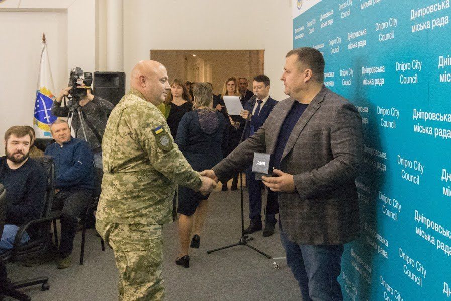 Напередодні Дня Збройних сил України Філатов нагородив військових Дніпра 3
