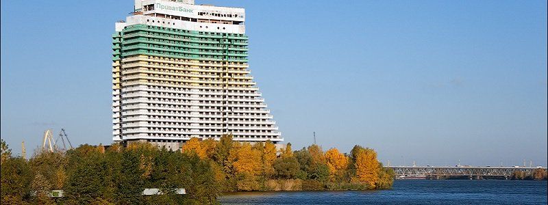 Горсовет Днепра хочет разорвать договор аренды земли под гостиницей Парус