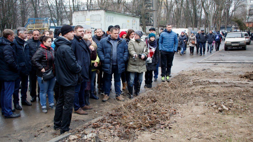 Борис Філатов обговорив із мешканцями житломасивів Тополя 2 і 3 перспективи облаштування доріг і дворів 4