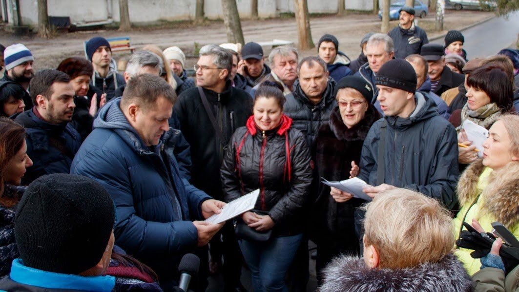 Борис Філатов обговорив із мешканцями житломасивів Тополя 2 і 3 перспективи облаштування доріг і дворів 8