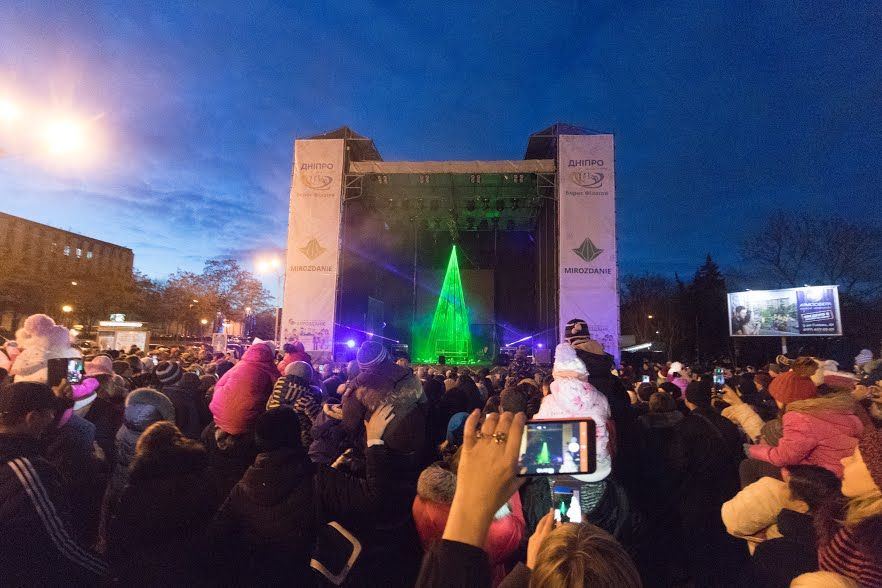 У Дніпрі уперше «запалала» унікальна лазерна ялинка 1