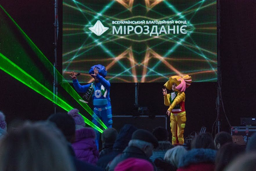 У Дніпрі уперше «запалала» унікальна лазерна ялинка 3