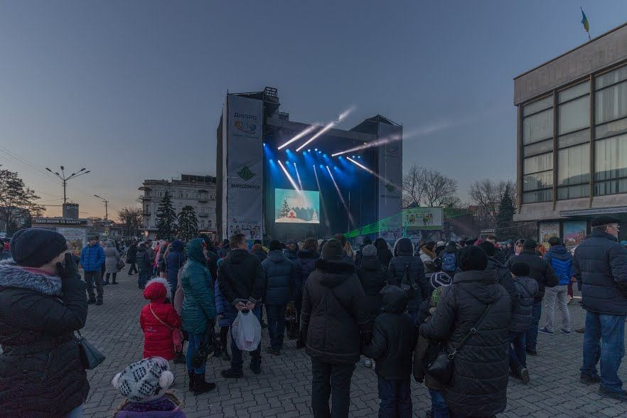 У Дніпрі уперше «запалала» унікальна лазерна ялинка 4