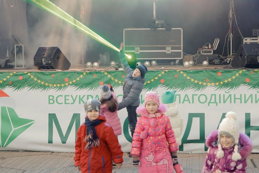 У Дніпрі уперше «запалала» унікальна лазерна ялинка 5